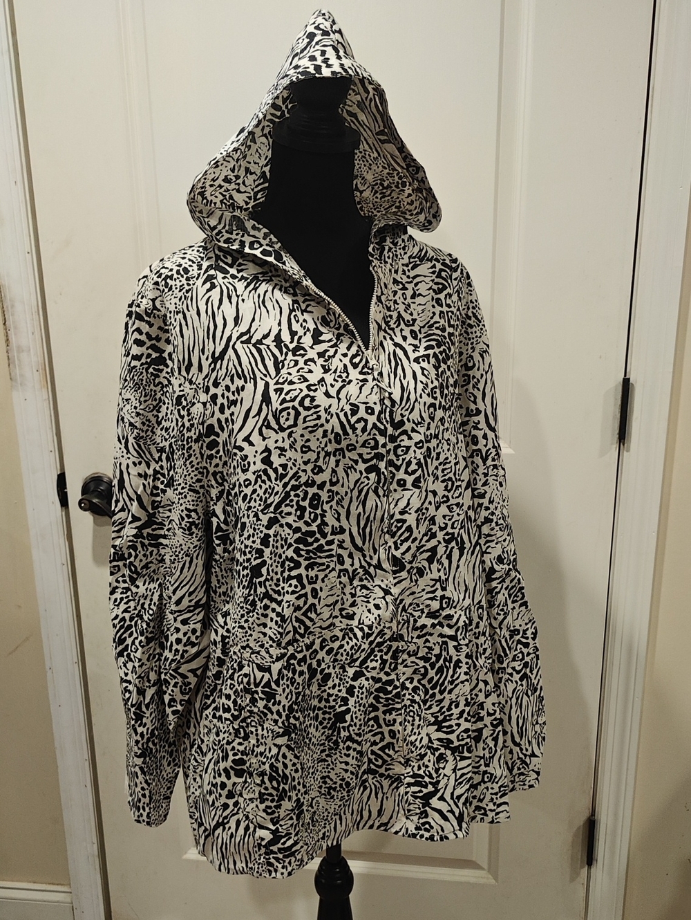 Anne Carson Black & White Animal Print Hooded Pullover